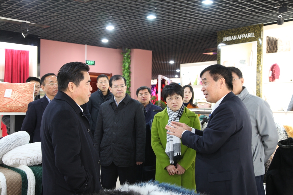 2016年11月26日，時任連云港市市長項雪龍來到飛雁毛毯有限公司調研指導工作。
